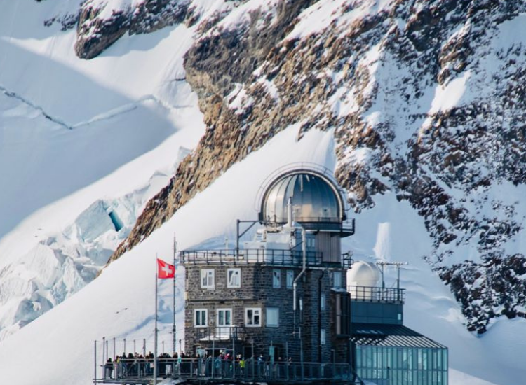 Cảnh núi Jungfrau phủ tuyết trắng trong tour ghép Pháp Thụy Sĩ Ý 2026